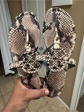 Snake-Print Reptile Flip Flop Sandals - Beige/Brown